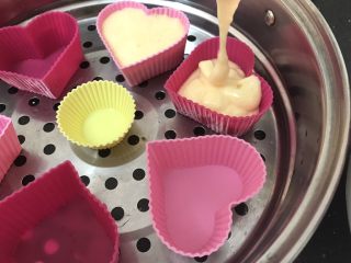 13、蒸蛋糕~喜欢你是“蒸”的,倒入模具里,约八分满就好