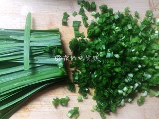 3、韭菜鸡蛋饼,象切葱花一样切碎。