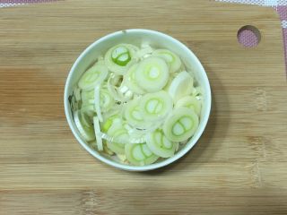 7、香辣虾,葱切片