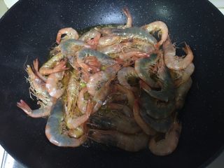 9、香辣虾,加入虾油炸