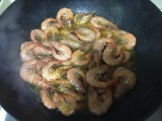 10、香辣虾,炸至金黄虾的表皮变脆