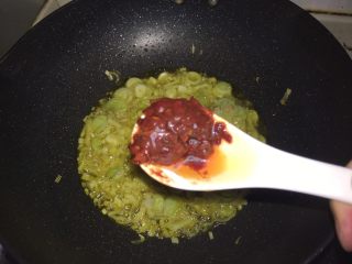 14、香辣虾,加入适量红油豆瓣酱