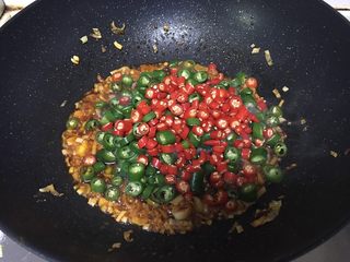 16、香辣虾,加入青辣椒、小米椒炒出辣味