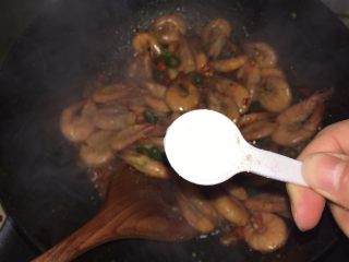 20、香辣虾,加入适量盐