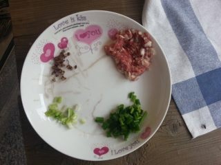 2、麻婆豆腐,肉末、花椒、青葱都准备好，其中葱白与葱青分离