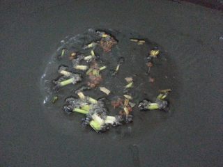 3、麻婆豆腐,锅热油小火爆香葱白与花椒