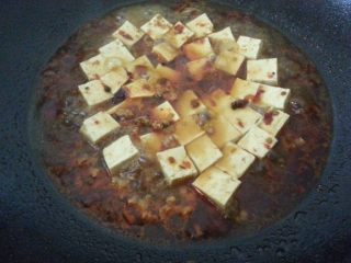 6、麻婆豆腐,加入适量水、生抽、味精，不盖锅盖稍煮