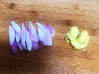 4、美味养生汤   果蔬排骨汤,把圆葱和鲜姜切成小片