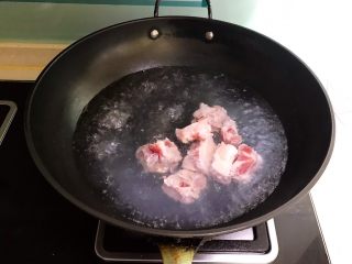 5、美味养生汤   果蔬排骨汤,排骨焯水3分钟