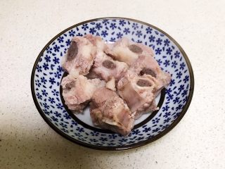 6、美味养生汤   果蔬排骨汤,把焯好的排骨捞出来