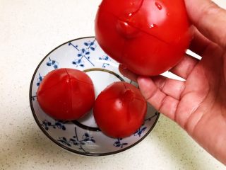 7、美味养生汤   果蔬排骨汤,在番茄顶部切个十字