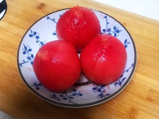 9、美味养生汤   果蔬排骨汤,把番茄捞出来剥皮