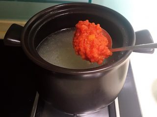 21、美味养生汤   果蔬排骨汤,加入炒好的番茄酱