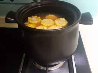 22、美味养生汤   果蔬排骨汤,加入甜玉米，大火烧开后小火烧30分钟