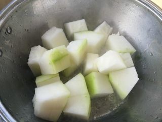 1、红烧冬瓜,4、放入冬瓜。翻炒一下。