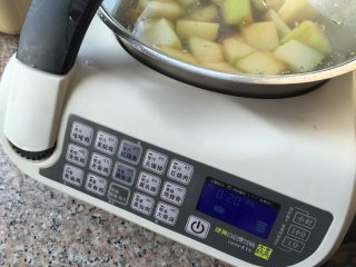 3、红烧冬瓜,大火烧开之后小火炖12-15分钟。