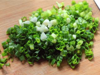 4、红烧冬瓜,小葱洗干净切碎。