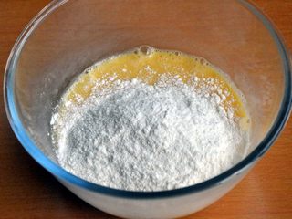 3、原味蒸蛋糕,筛入蒸蛋糕预拌粉。