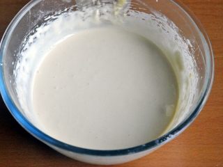 5、原味蒸蛋糕,用电动打蛋器打发鸡蛋糊8分钟。