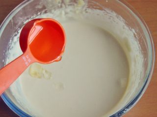 6、原味蒸蛋糕,倒入玉米油。