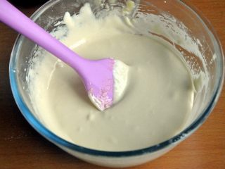 7、原味蒸蛋糕,翻拌均匀。