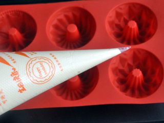 9、原味蒸蛋糕,准备一个硅胶的蛋糕模，这样蒸出的蛋糕脱模后会比较光滑。