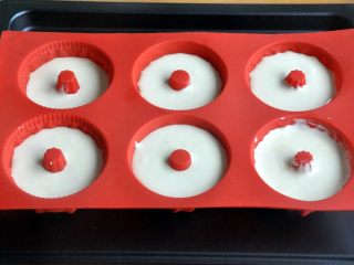 10、原味蒸蛋糕,将面糊挤入模具中，7分满，轻轻震一下气泡。