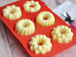 13、原味蒸蛋糕,轻轻的一推，蛋糕就出来了，脱模的那一刻，心情美好的无法形容。