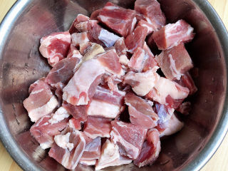 1、萝卜牛腩煲,准备好牛腩，洗净待用。