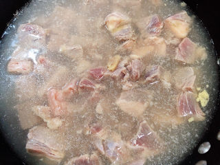 2、萝卜牛腩煲,锅中烧开水，倒入牛腩煮开锅后，待牛腩煮出沫子，关火。