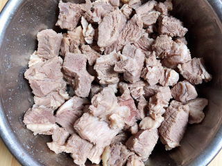 3、萝卜牛腩煲,捞出牛腩，洗净待用。