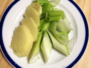 4、萝卜牛腩煲,切好大葱和姜片。