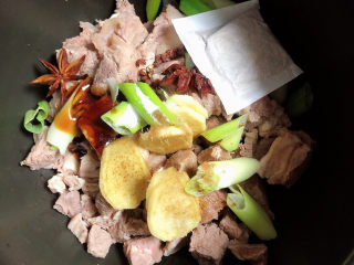 6、萝卜牛腩煲,放入调料，盐、大料、花椒、料酒、蚝油、生抽、炖肉料包。