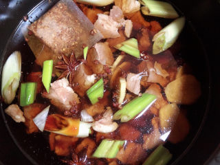 7、萝卜牛腩煲,加入1000ml水。盖盖儿选择牛筋的档位，高压锅开始工作。