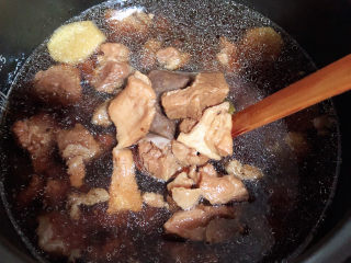 8、萝卜牛腩煲,大约50分钟，牛腩就煮好了。