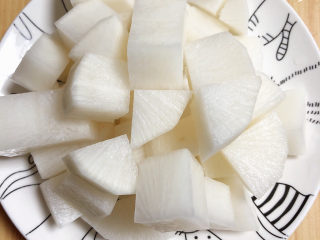 11、萝卜牛腩煲,萝卜切成块待用。