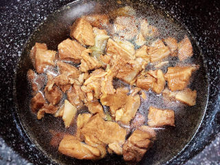 12、萝卜牛腩煲,选择一口砂锅，开火加热，倒入煮好的牛腩。