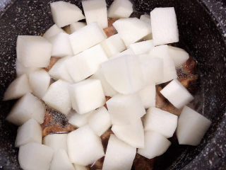 13、萝卜牛腩煲,再放入白萝卜。