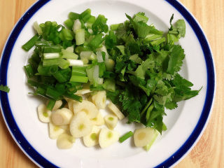 10、萝卜牛腩煲,配菜切碎待用。