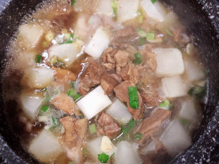 15、萝卜牛腩煲,再加入适量的牛腩汤，刚好莫到食物即可。