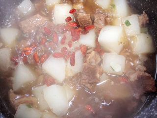 16、萝卜牛腩煲,炖煮10分钟，加入少量枸杞子。