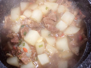 17、萝卜牛腩煲,萝卜熟了即可出锅了。