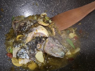 3、酸菜鱼????,锅中起油，葱爆香，放入腌菜翻炒，加入鱼头翻炒2分