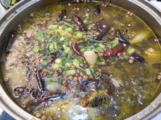 5、酸菜鱼????,另起炒锅，放油下干辣椒和花椒炒香，淋在出锅的鱼碗里