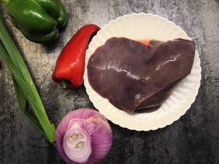 1、家常炒猪肝,准备好所有食材