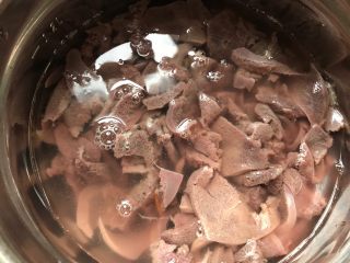 4、家常炒猪肝,用清水反复冲洗