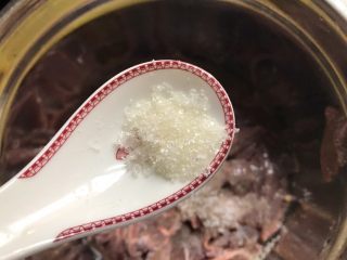 7、家常炒猪肝,加入半勺糖