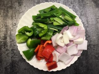 11、家常炒猪肝,青椒、红椒、洋葱切块，青蒜切段