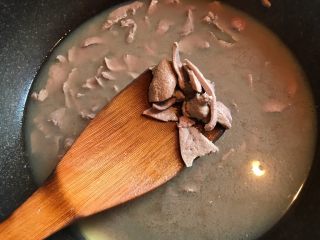 13、家常炒猪肝,将猪肝倒入开水中，搅拌后关火