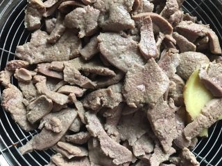 14、家常炒猪肝,猪肝变红后捞起沥干